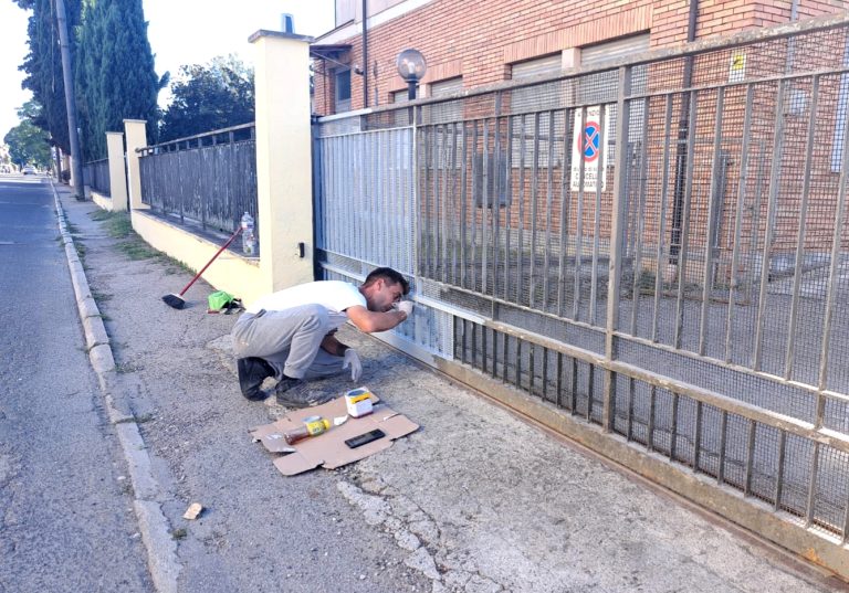 Quattro Strade, la famiglia Lattanzi bonifica i muri perimetrali e le ringhiere della Chiesa e della scuola