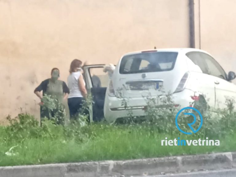 Auto fuori strada nella rotatoria di piazzale Melvin Jones a Rieti