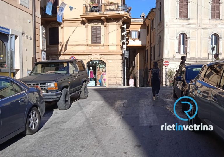 SEI TU IL REPORTER – “A largo Fiordeponti si posteggia sulle strisce pedonali”