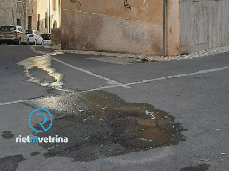 SEI TU IL REPORTER – “Da settimane c’è una perdita di acqua in via Centuroni”