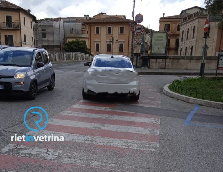 SEI TU IL REPORTER – “Ennesima auto parcheggiata sulle strisce pedonali in piazza Cavour”