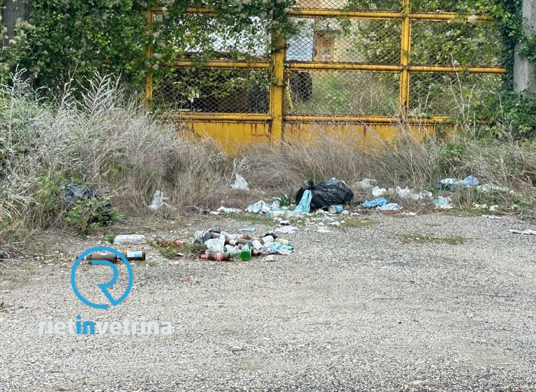 SEI TU IL REPORTER – “A Terria nei pressi del passaggio al livello rifiuti di ogni genere. Questa la situazione”