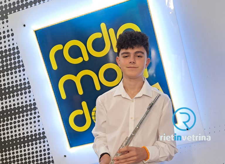 Il giovane Davide Di Fazi dona il suo flauto alla scuola Basilio Sisti per sostenere altri musicisti