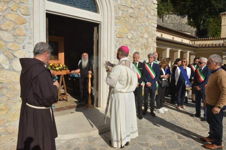 Tanti fedeli alla Processione nel bosco sopra la grotta del Primo Presepe