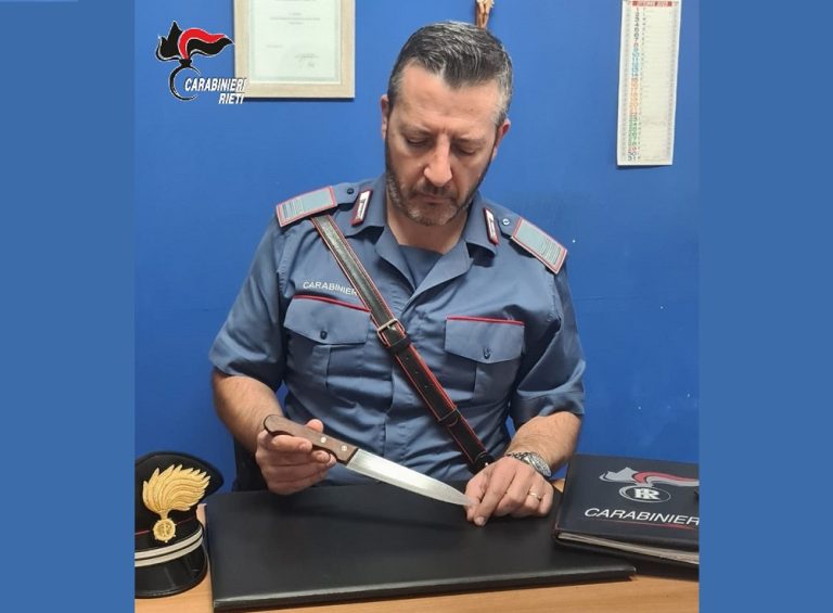 Borgorose, entra in un bar con un grosso coltello da cucina. Denunciato