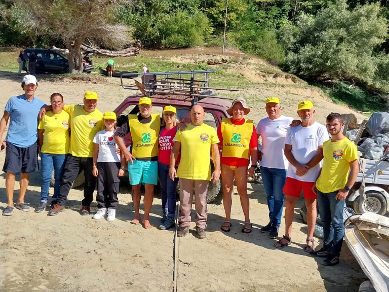 I volontari del Circolo Legambiente Valli Salto e Turano bonificano le spiagge del Lago del Salto
