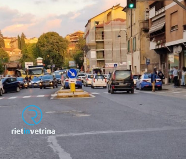 Dà in escandescenze in piazza Cavour. Intervengono tre volanti della Polizia e il 118