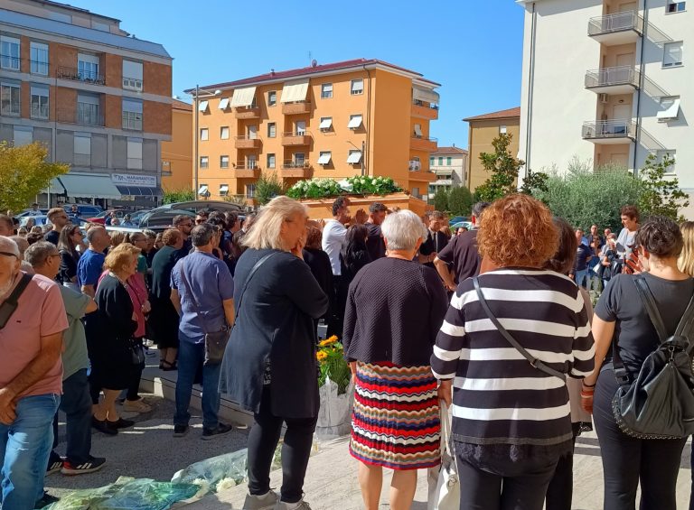 In tanti per l’ultimo saluto a Matteo Cesaretti. Presenti anche le Istituzioni. Riposerà nel cimitero di Colli sul Velino