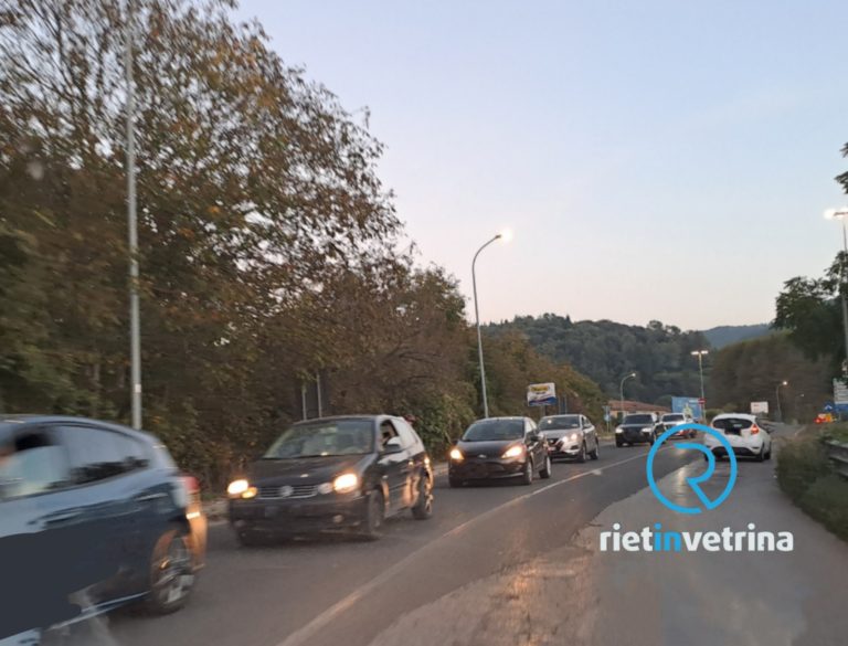 Era meglio il semaforo! Ogni giorno code chilometriche in via Ricci