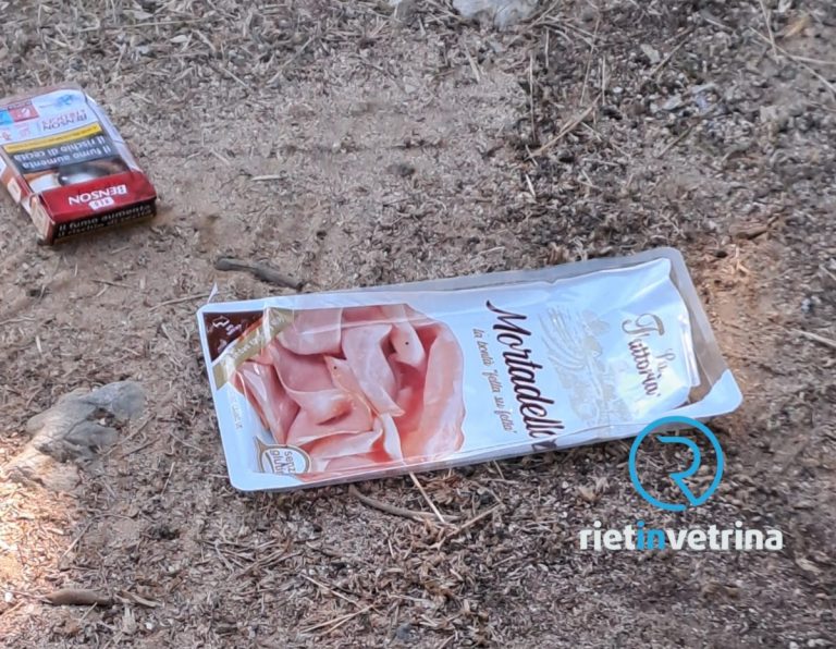 SEI TU IL REPORTER – “Il cimitero di Vazia sporcato da scatolette di mortadella ed altra sporcizia”
