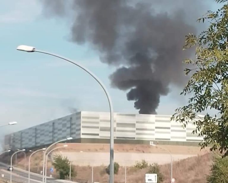 Vasto incendio al Polo della Logistica di Passo Corese. C’è un ferito