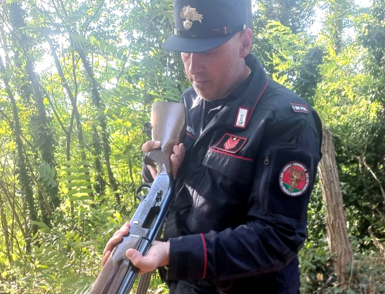 Trovato a cacciare senza licenza. Occulta il fucile nel bosco e scappa dai Forestali, arrestato