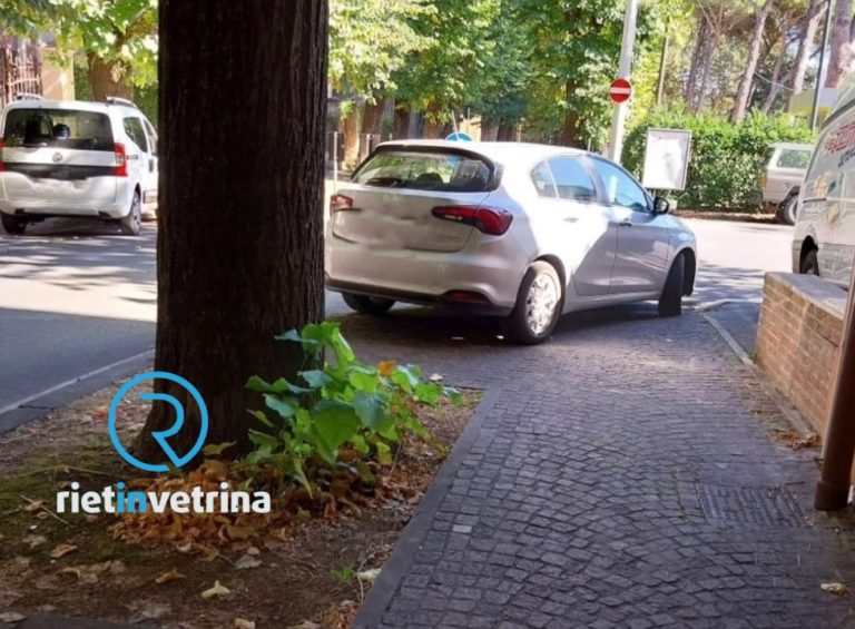 SEI TU IL REPORTER – “Auto posteggiata sul marciapiede e i pedoni camminano in mezzo strada”
