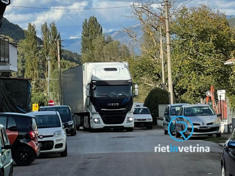 Ennesimo camion che entra per errore a San Giovanni Reatino piuttosto che imboccare la Salaria per Roma