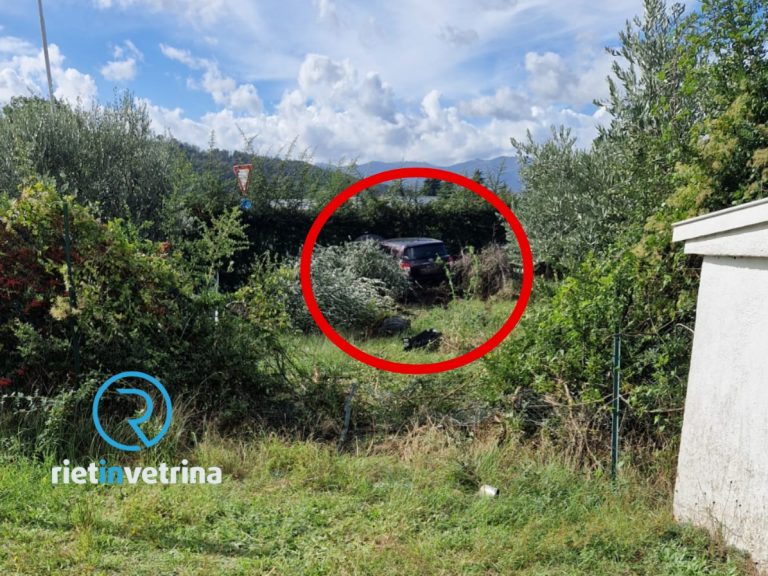 Sterza di colpo in via Oreste di Fazio e finisce contro le recinzioni di un terreno privato. Paura tra gli automobilisti