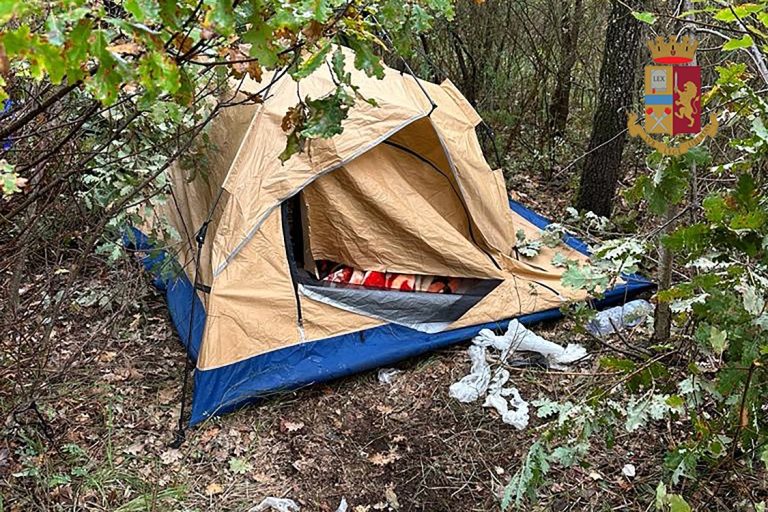 Arrestato spacciatore marocchino irregolare. Viveva in un giaciglio di fortuna dentro al bosco di Castelfranco