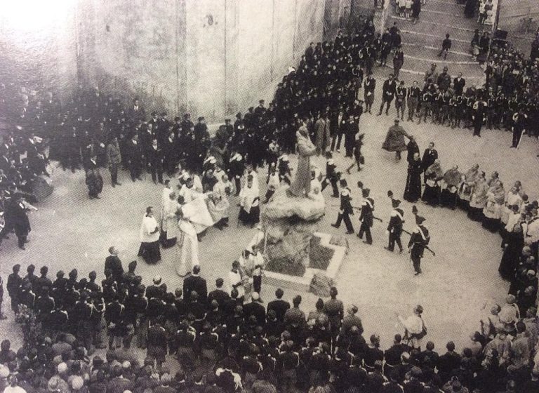 Nella terra di San Francesco, il 4 ottobre 1927 il Vescovo Massimo Rinaldi benedice il nuovo monumento di largo Vittori