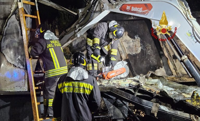 Incidente camion Salaria, ancora in corso la rimozione dei mezzi