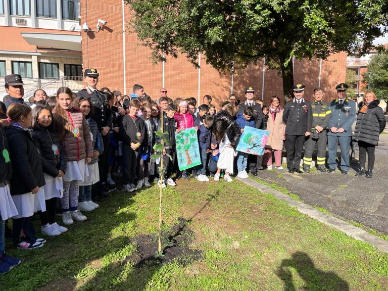 I Carabinieri Forestale di Rieti mettono a dimora 14 alberi insieme a giovani studenti