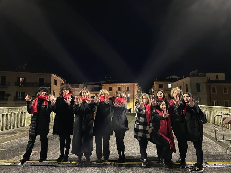 Uno spettacolo per dire NO alla violenza contro le donne. Ponte Romano si colora di rosso