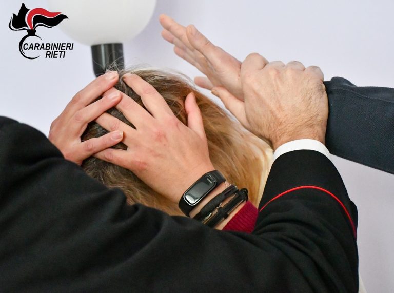 Violenza e maltrattamenti alla moglie: 50enne arrestato dalla Polizia
