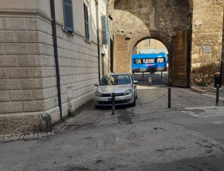 SEI TU IL REPORTER – “Parcheggi selvaggi a Porta Conca. Inciviltà e arroganza”