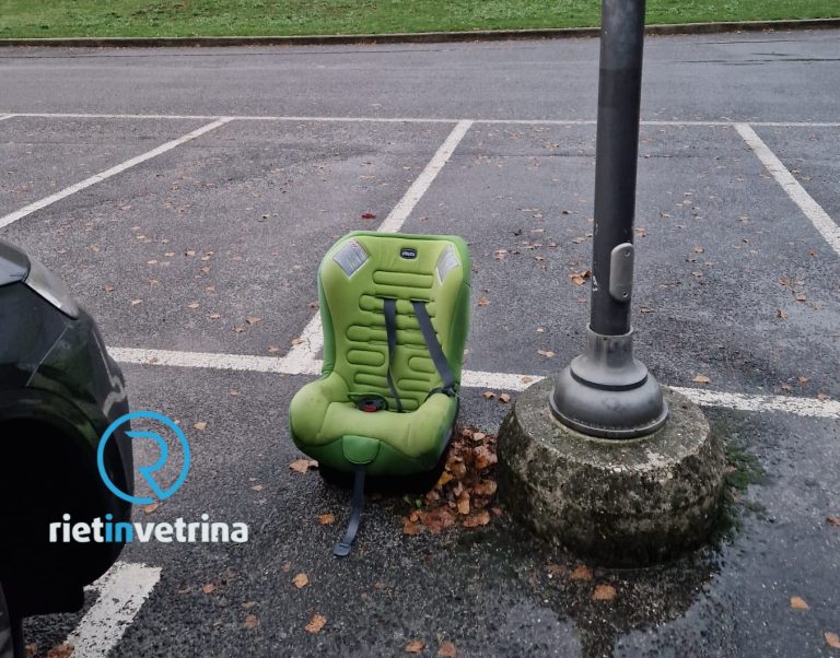 Già sporcato il piazzale del cimitero di Rieti appena pulito. Abbandonato un seggiolino