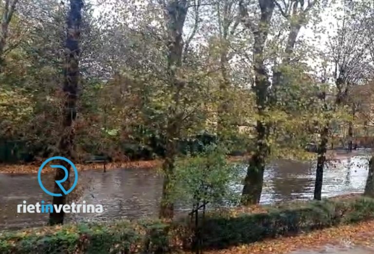 Viale Maraini sommerso dall’acqua