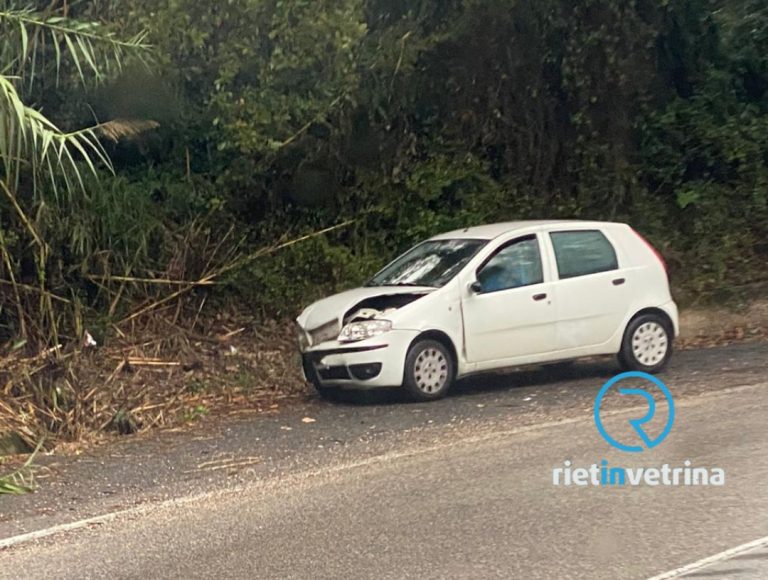 Conducente perde il controllo dell’auto e finisce contro il guardrail