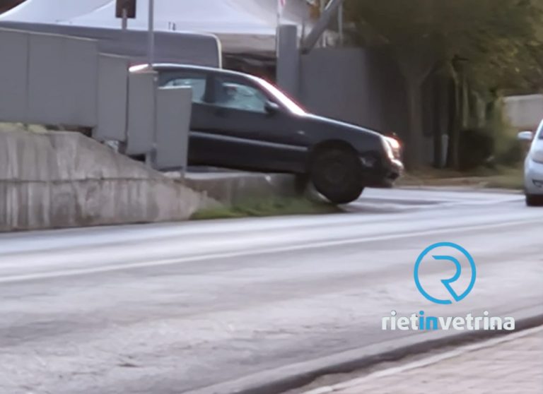 Esce dal parcheggio e rimane incastrato sul muretto
