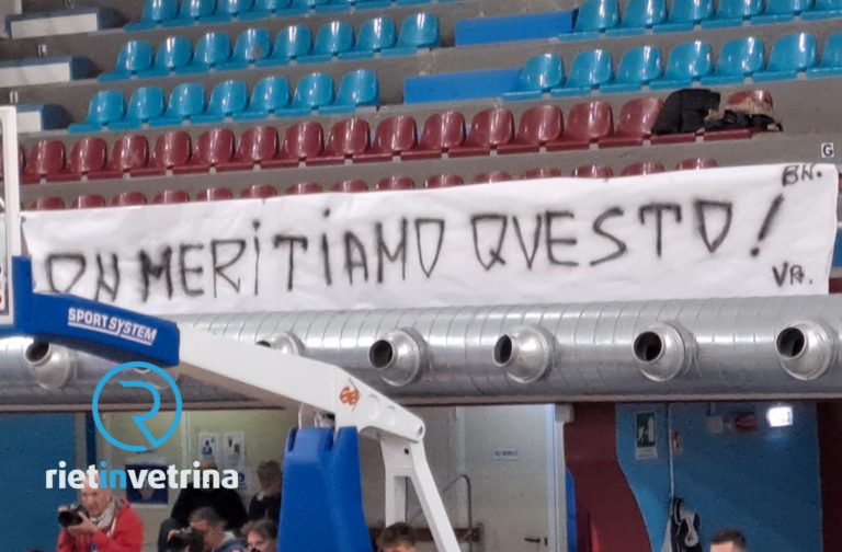 NPC, i tifosi VR espongono  striscione di contestazione durante la partita contro Salerno