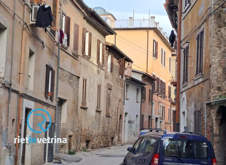 SEI TU IL REPORTER – “In via del Seminario a Rieti un uomo saltava sui tetti delle auto e mi ha urlato contro”