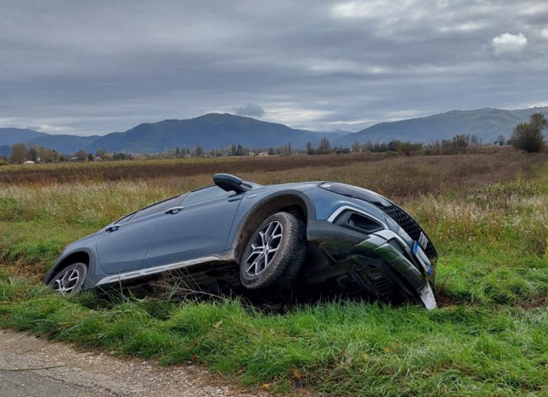 Auto fuori strada in via Porcara