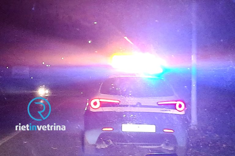 Auto esce di strada in via Togliatti
