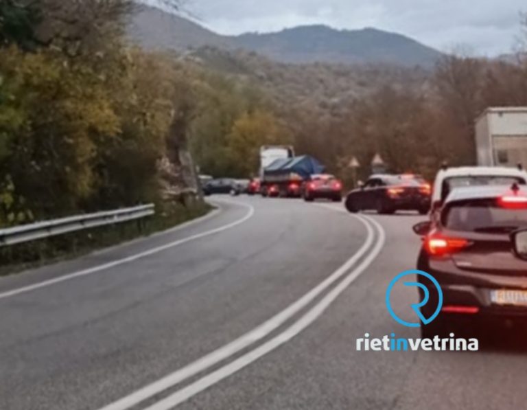 Camion in fiamme sulla Salaria per Roma
