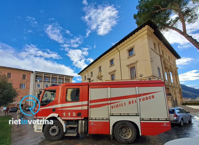 Vigili del Fuoco in piazza Cesare Battisti a Rieti per una presunta fuga di gas