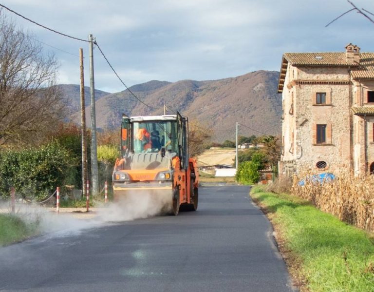 Proseguono i lavori di asfaltatura a Chiesa Nuova