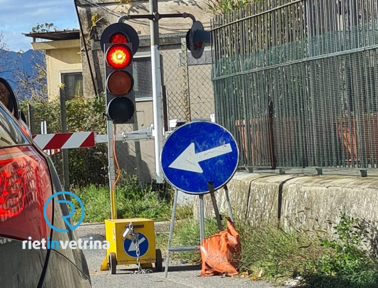 Lavori e passaggio a livello bloccano il traffico in via Salaria per L’Aquila
