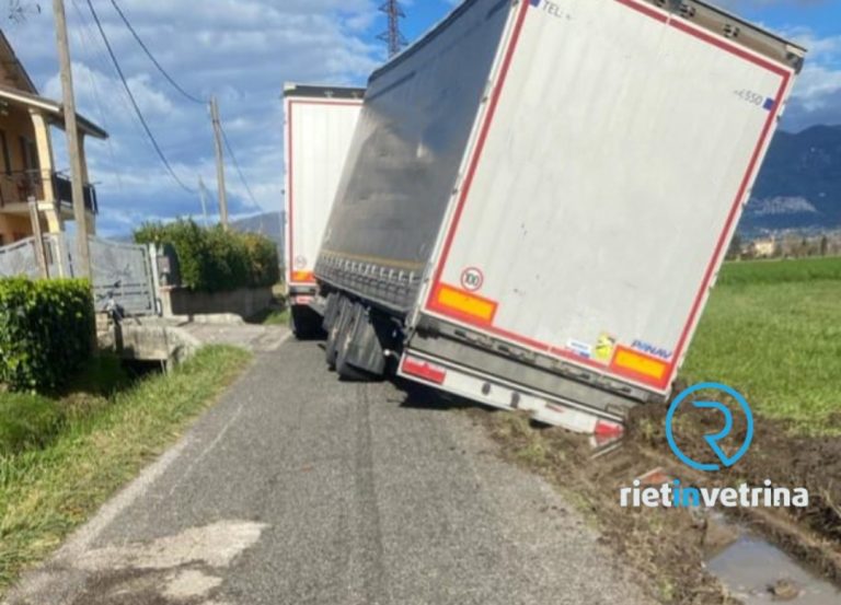 Autotreno finisce fuori strada in via Pratolungo