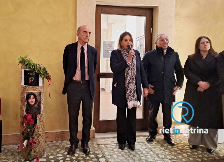 Una corona di alloro e rose rosse per ricordare Giulia Cecchettin. Una stele all’Università di Rieti