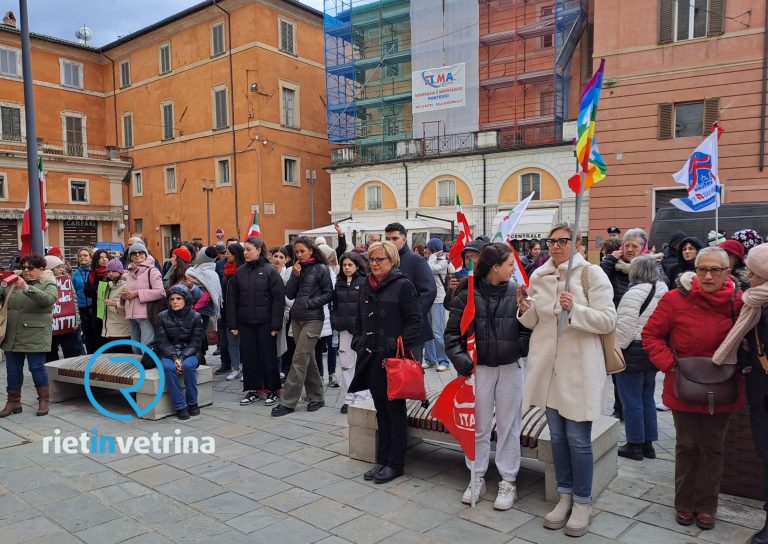 Stop violenza sulle donne. Il corteo CGIL composto da cittadini, Sindaci e associazioni ha sfilato in piazza