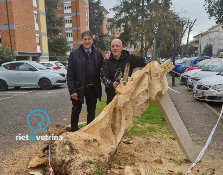 Felice Rufini scolpisce i tronchi degli alberi spezzati dal vento. Nobili: “Il volontariato civico dà i suoi frutti”