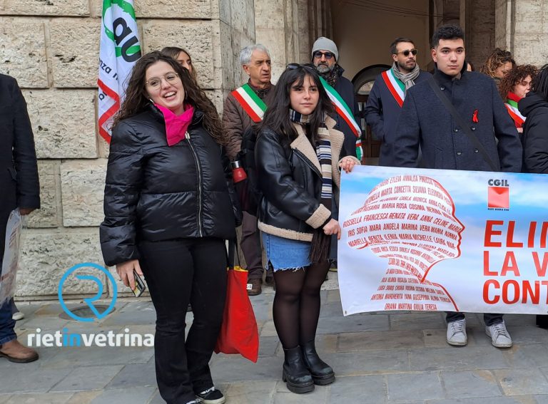 ►VIDEO – L’intervento della studentessa Helena Cocco durante il corteo contro la violenza sulle donne
