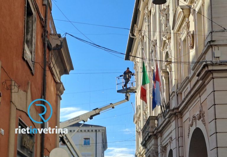 Si avvicina il Natale. In corso di installazione le luminarie in centro storico