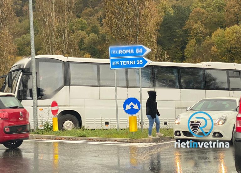 Traffico bloccato per un pullman rimasto in panne zona svincolo Villa Reatina