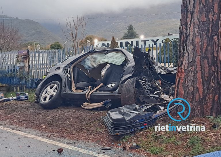 Gravissimo incidente sulla Terminillese. Auto contro albero. Strada chiusa