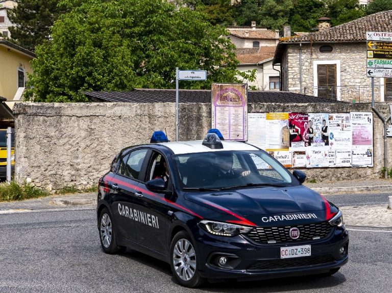 Tenta la fuga all’alt dei carabinieri. Bloccato e denunciato