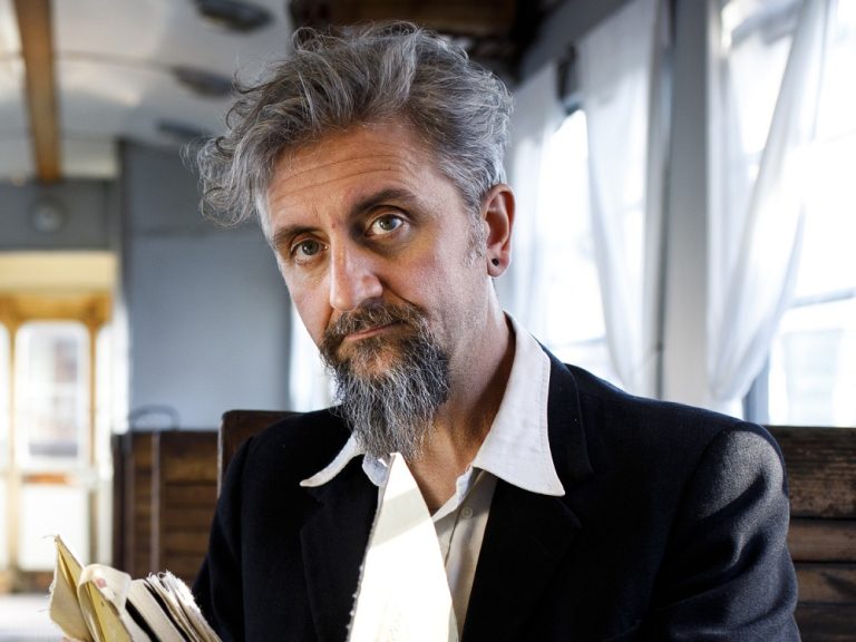 Attesa a Greccio per lo spettacolo teatrale di Ascanio Celestini