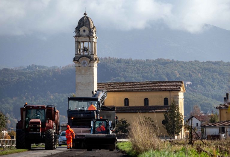 Lavori di asfaltatura a Chiesa Nuova