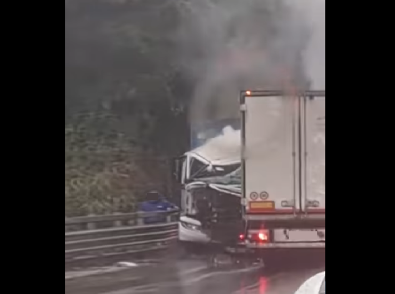 Grave incidente sulla Salaria per Roma. Frontale tra camion. In fiamme un automezzo